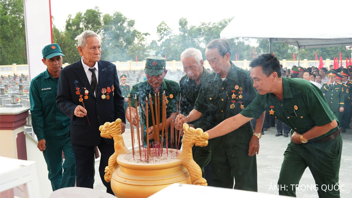 Các cựu chiến binh thắp nén nhang tưởng nhớ các liệt sĩ
