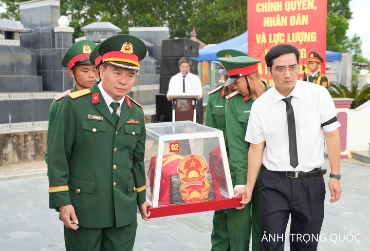 Sau lễ truy điệu, các hài cốt liệt sĩ được đưa về an táng tại Nghĩa trang Liệt sĩ thôn An Hội Bắc 1 theo nghi thức trang trọng