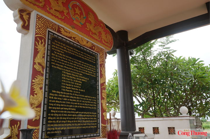 Bia di tích tưởng niệm 7 Liệt sĩ - Dũng sĩ xã Điện Nam ghi lại chiến công oanh liệt của 7 dũng sĩ Điện Nam