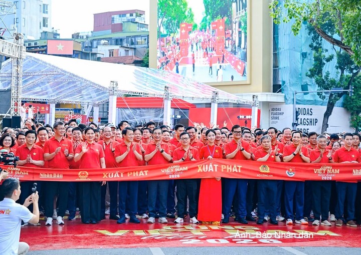 Các đại biểu tham gia đi bộ.