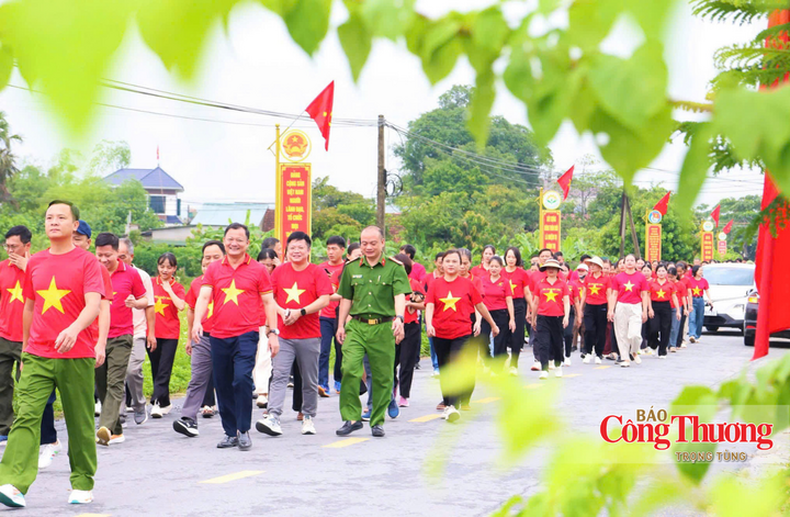 Những bước chân khỏe khoắn xuất hiện ở khắp mọi nơi, từ những sân trường, khu phố, công trường cho đến những con đường làng rất đỗi bình dị.