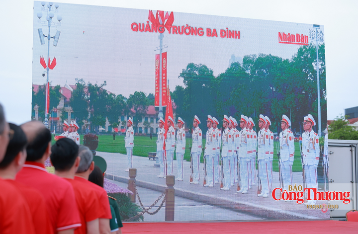 Đúng 6h, hàng vạn người dân Hà Tĩnh cùng nhau theo dõi lễ thượng cờ cấp quốc gia và thực hiện nghi thức chào cờ.