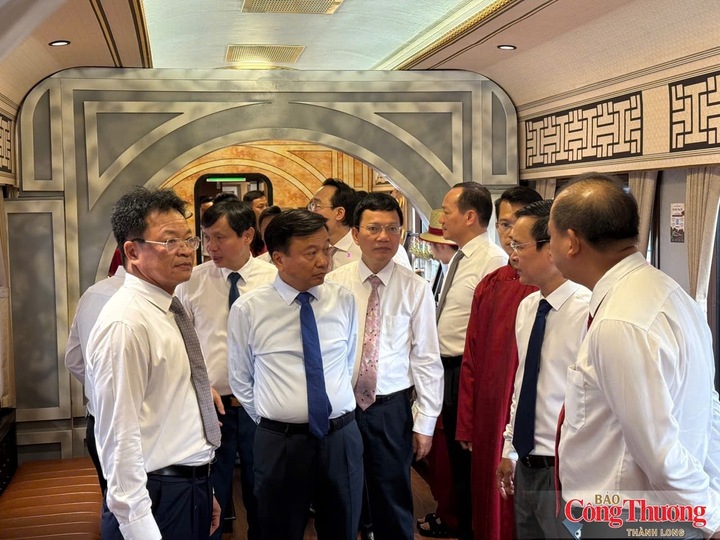 Các đại biểu tham quan chuyến tàu di sản nối Đồng Hới- Cố đô Huế