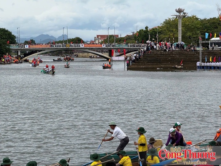 Du khách tham gia Lễ hội bơi đua thuyền truyền thống trên sông Kiến Giang