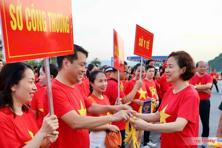 Lãnh đạo tỉnh Quảng Ninh trao cờ tặng các đơn vị tham gia.