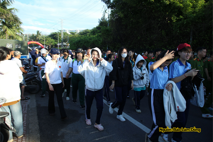 Đông đảo các em học sinh tham gia chương trình.