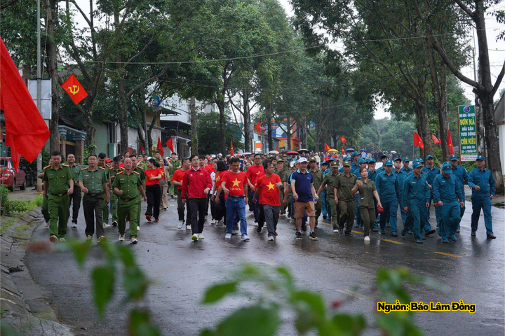 Người dân tham gia Chương trình đi bộ “Cùng Việt Nam tiến bước” năm 2026 tại khu vực Gia Nghĩa.