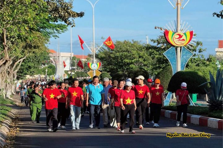 Người dân tham gia Chương trình đi bộ “Cùng Việt Nam tiến bước” năm 2026 tại đặc khu Phú Quý.