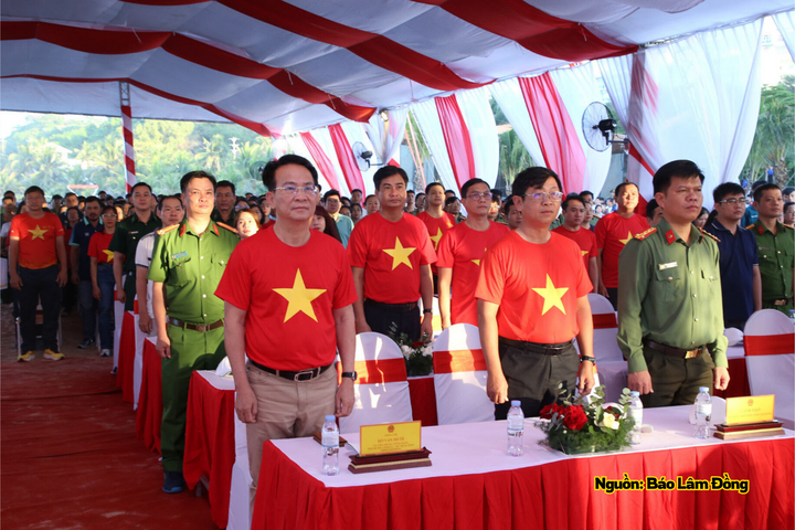 Chủ tịch UBND tỉnh Lâm Đồng Hồ Văn Mười cùng các đại biểu tham dự chương trình.