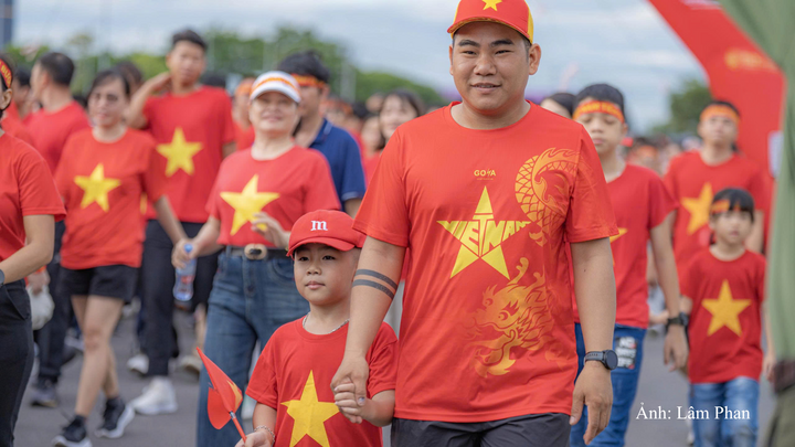 Mang thông điệp “Cùng Việt Nam tiến bước - Một tỷ bước chân tiến vào kỷ nguyên mới”, chương trình không chỉ lan tỏa thói quen rèn luyện sức khỏe, xây dựng lối sống văn minh mà còn thể hiện tinh thần đoàn kết, ý chí tự lực, tự cường và khát vọng phát triển của thành phố Đà Nẵng nói riêng cũng như cả nước nói chung.