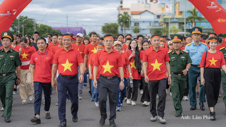 “Thông qua chương trình, chúng tôi kêu gọi mỗi cán bộ, chiến sĩ, Nhân dân và du khách hãy lựa chọn ít nhất một môn thể thao hoặc một hình thức vận động phù hợp với độ tuổi, sức khỏe và điều kiện của bản thân để tập luyện thường xuyên. Mỗi người hãy bắt đầu từ những hoạt động đơn giản, duy trì đều đặn hàng ngày, đồng thời vận động người thân, bạn bè, đồng nghiệp cùng tham gia, góp phần xây dựng gia đình khỏe mạnh, cộng đồng năng động và nâng cao chất lượng cuộc sống”, ông Tào Viết Hải kêu gọi.