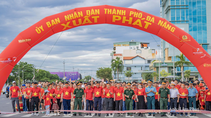 Sáng 30/8, tại Quảng trường 29/3, Sở Văn hóa, Thể thao và Du lịch TP. Đà Nẵng phối hợp với Công an thành phố, Cơ quan đại diện Báo Nhân Dân tại khu vực miền Trung - Tây Nguyên cùng các cơ quan, đơn vị, địa phương tổ chức Chương trình đi bộ “Cùng Việt Nam tiến bước” năm 2026 với sự tham gia của 3.000 cán bộ, chiến sĩ, đoàn viên, hội viên và nhân dân.