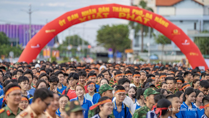 22.000 người dân TP. Đà Nẵng hòa nhịp cùng hàng triệu người dân trong cả nước hưởng ứng Chương trình đi bộ "Cùng Việt Nam tiến bước".