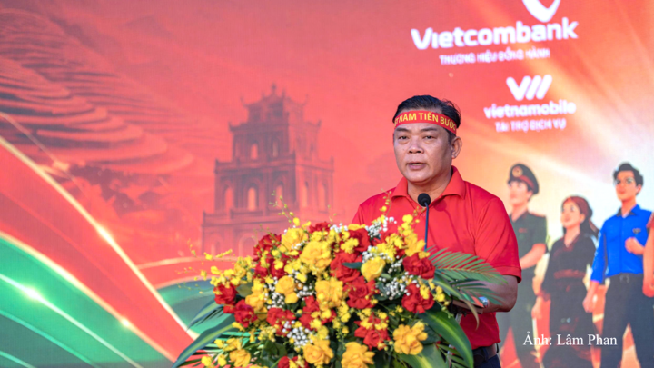 Phát biểu tại điểm cầu chính, ông Tào Viết Hải, Phó Giám đốc Sở Văn hóa, Thể thao và Du lịch TP. Đà Nẵng cho biết, chương trình đi bộ “Cùng Việt Nam tiến bước” năm 2026 tại TP. Đà Nẵng là hoạt động hưởng ứng chương trình “Cùng Việt Nam tiến bước” do Báo Nhân dân phối hợp với Bộ Công an tổ chức trên phạm vi toàn quốc.