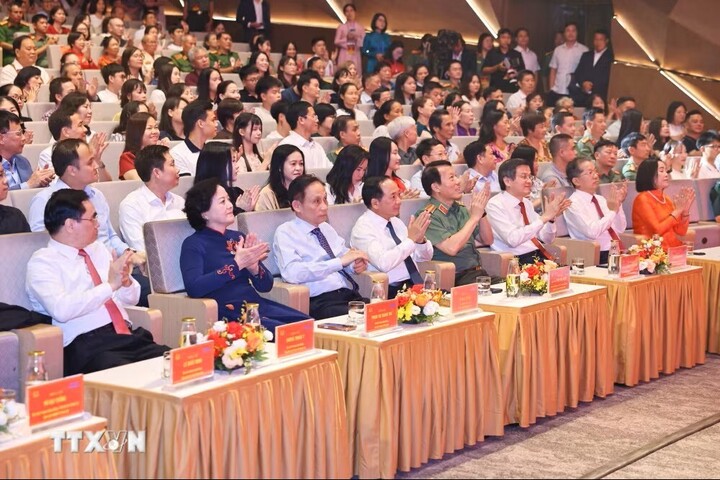 Các đồng chí Ủy viên Bộ Chính trị, Bí thư Trung ương Đảng cùng lãnh đạo các ban, bộ, ngành Trung ương, các cơ quan Đảng, Nhà nước tham dự chương trình. Ảnh: Minh Đức/TTXVN