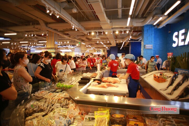 Khách hàng mua sắm tại siêu thị WinMart.