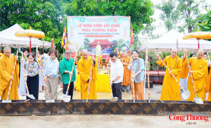 Các đại biểu thực hiện nghi thức hưng công xây dựng Nhà tưởng niệm anh linh liệt sĩ nhà báo cách mạng Việt Nam.