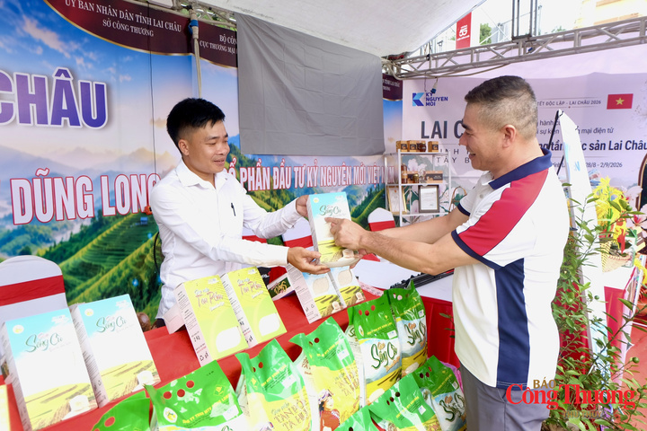 Các sản phẩm OCOP gạo ở Than Uyên thu hút người tiêu dùng.