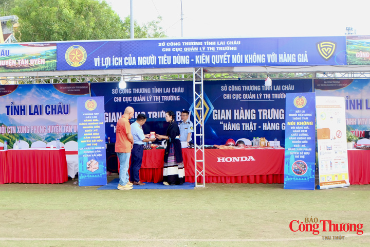 Gian hàng thật, giả của Chi cục Quản lý thị trường Sở Công Thương tỉnh Lai Châu trang bị kỹ năng bảo vệ người tiêu dùng.