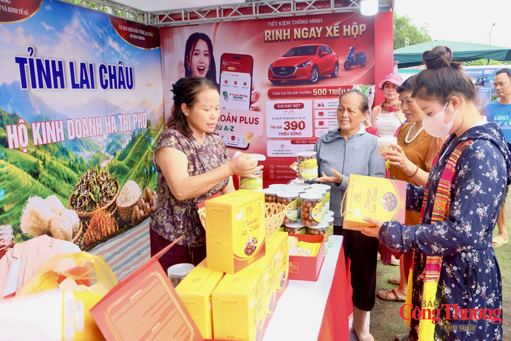 Sản phẩm mắc ca Lai Châu thu hút người tiêu dùng trên các thương mại điện tử và du khách tới tham quan.