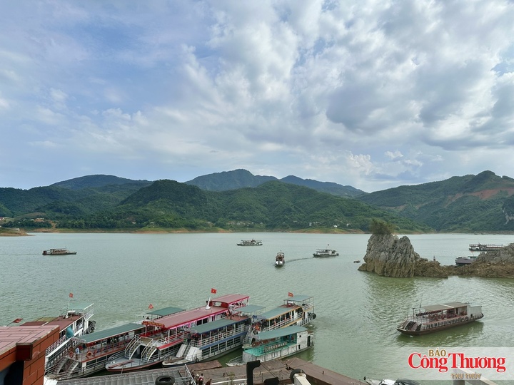 Điểm du lịch hồ Hòa Bình (tỉnh Phú Thọ).