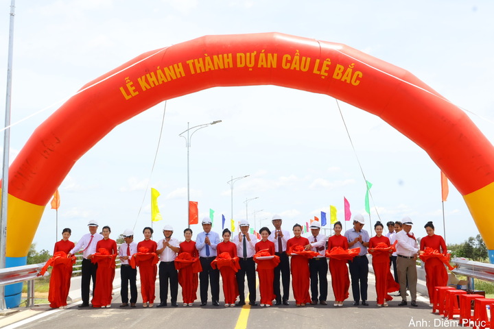 Cắt băng khánh thành cầu Lệ Bắc.