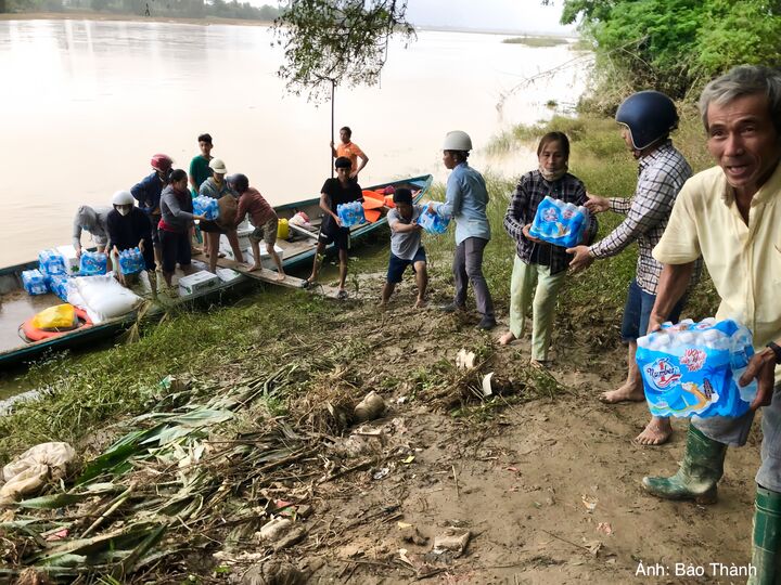 Người dân dùng ghe tiếp tế lương thực cho "ốc đảo" Lệ Bắc mỗi khi mùa lũ đến.