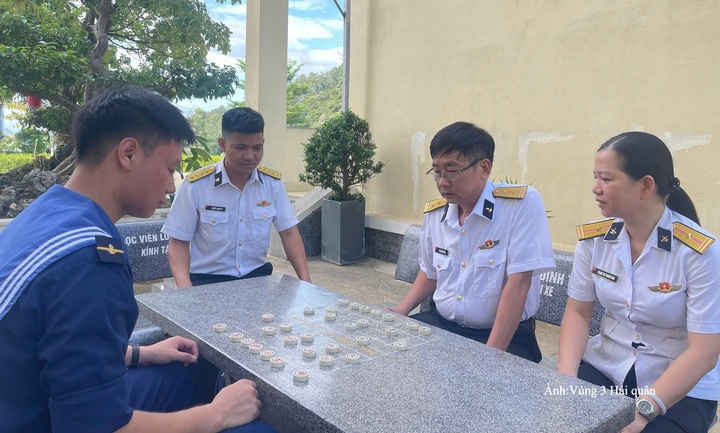 Cán bộ, chiến sĩ Vùng 3 Hải quân chơi cờ tướng trong giờ giải lao.