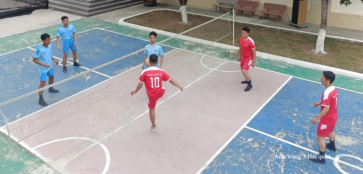 Cán bộ, chiến sĩ Trung đoàn 351 thi đấu thể thao chào mừng Quốc khánh 2/9.