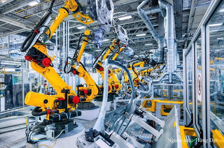 Nhiều khu công nghiệp tại TP. Hồ Chí Minh đang từng bước ứng dụng robot công nghiệp và hệ thống điều khiển tự động vào dây chuyền sản xuất.