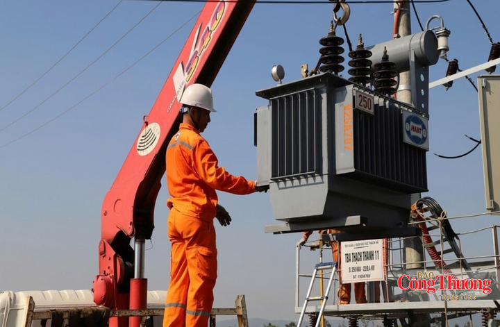 Các tổ quản lý vận hành bảo dưỡng, thay thế các thiết bị đóng cắt, áp-tô-mát, cầu chì không còn đáp ứng tiêu chuẩn vận hành an toàn.