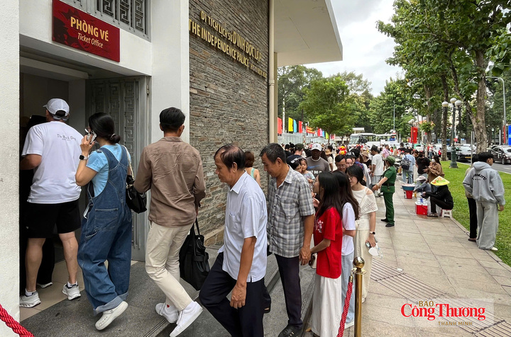 Du khách trong nước và quốc tế tham quan tại Dinh Độc Lập.