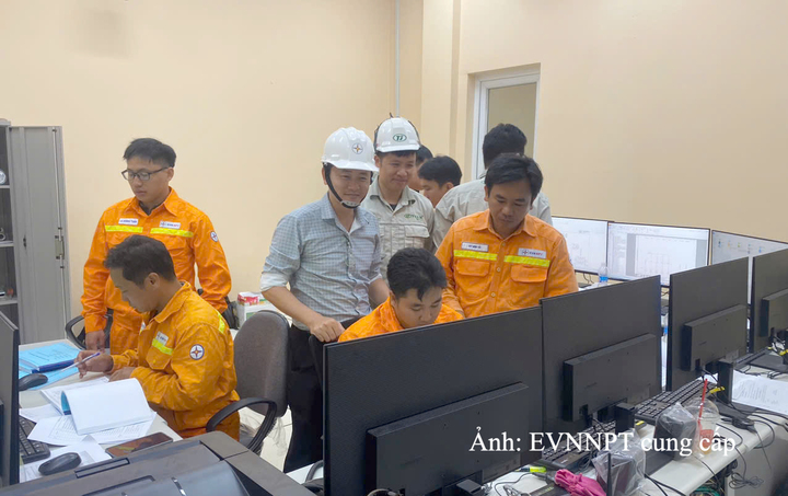 Các đơn vị liên quan chứng kiến thời khắc đóng điện dự án.