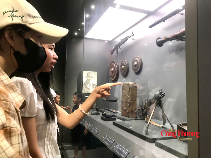 Các bạn trẻ đều hào hứng trước các khu vực trưng bày.