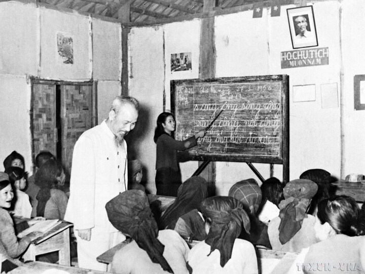 Chủ tịch Hồ Chí Minh thăm lớp học của công nhân Nhà máy 1/5 (Hà Nội), lá cờ đầu của phong trào bổ túc văn hóa ngành công nghiệp, ngày 19/12/1963. Ảnh: TTXVN