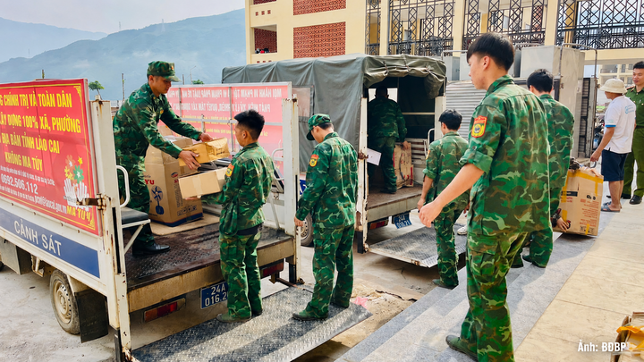Chiến sỹ Bộ đội Biên phòng cùng các đơn vị hoàn thiện những khâu cuối để đưa các cháu học sinh kịp đón năm học mới.