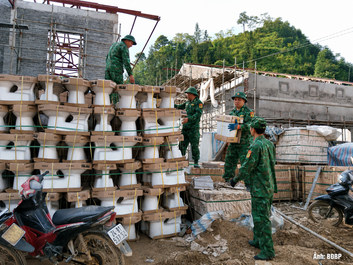 Hình ảnh ghi lại thời điểm giữa tháng 8/2026 các đơn vị bứt tốc hoàn thiện việc xây trường học.
