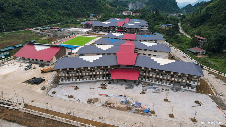 Những ngôi trường nội trú khang trang đã hình thành, giúp trẻ em vùng cao biên giới có điều kiệ học tập tốt hơn.