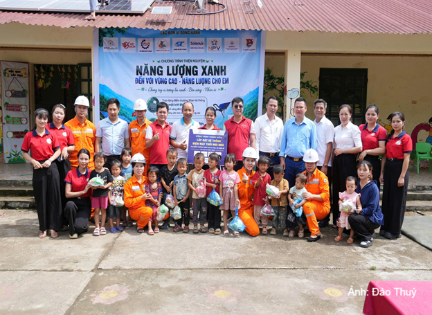 Đại diện Công ty Điện lực Lào Cai và các nhà tài trợ cùng giáo viên, học sinh tại buổi lễ trao tặng dự án thắp sáng năng lượng xanh. Ảnh: Đào Thuý