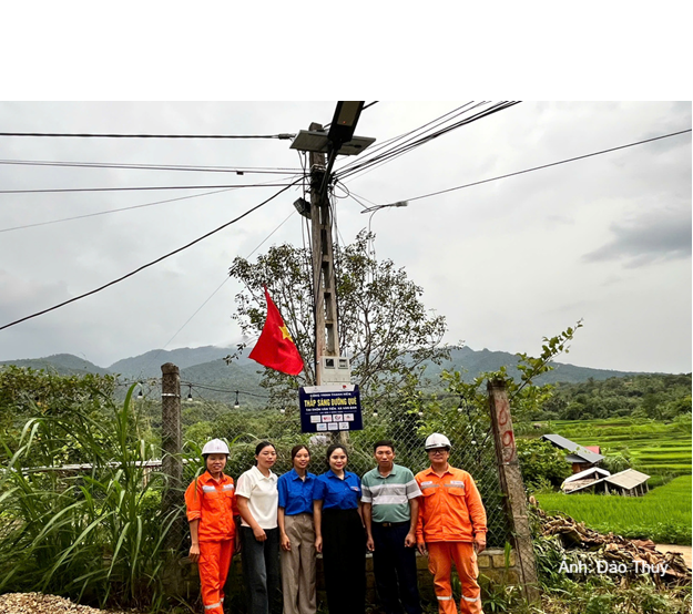 Bàn giao và gắn biển công trình “Thắp sáng đường quê cho bà con nhân dân thôn Văn Tiến, xã Văn Bàn.