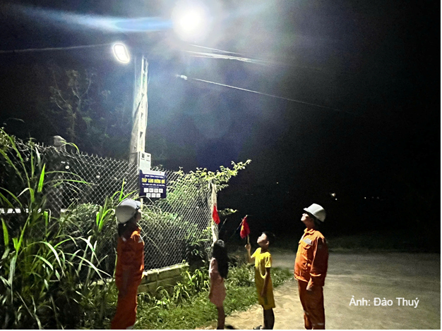 Ánh sáng năng lượng mặt trời mang lại niềm vui lớn cho bà con nhân dân và các em nhỏ thôn Văn Tiến nhân dịp Tết Độc lập. Ảnh: Đào Thuý