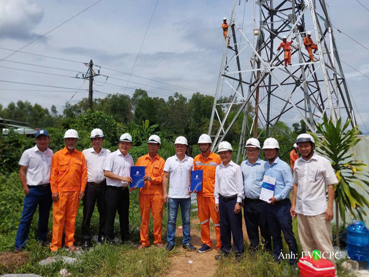 Phó Tổng giám đốc EVNCPC Lê Hữu Danh kiểm tra hiện trường, động viên các lực lượng thi công cải tạo đường dây 110kV Phù Mỹ-Mỹ Thành và Phù Cát-An Nhơn (phần còn lại) (Gia Lai).