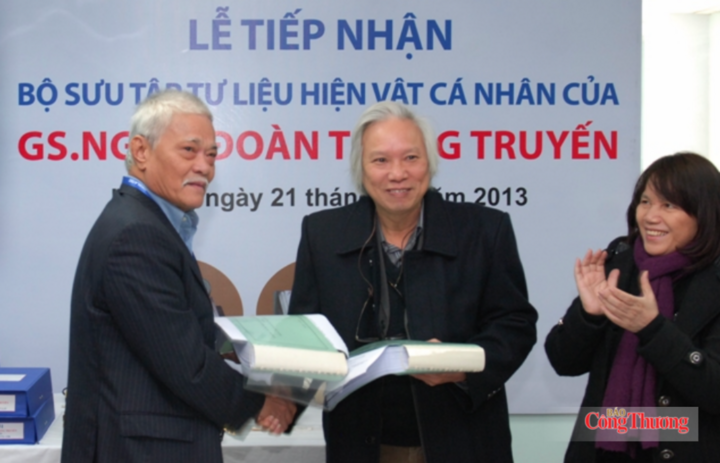 Lễ tiếp nhận bộ sưu tập tài liệu của cố Giáo sư Đoàn Trọng Truyến - Chủ nhiệm Tập san Công Thương những năm 1951-1955, người sau này trở thành Bộ trưởng kiêm Chủ nhiệm Văn phòng Hội đồng Bộ trưởng.