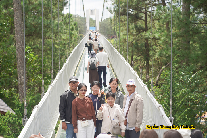 Du khách tham quan tại Thung lũng tình yêu.