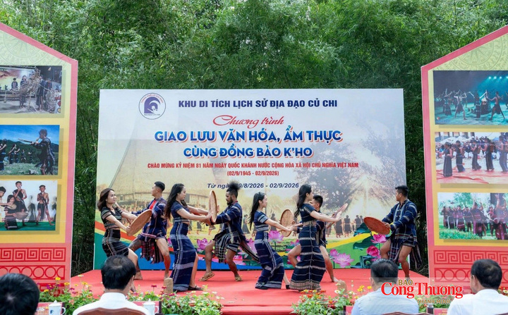 Du khách tham quan và trải nghiệm giao lưu văn hóa, ẩm thực tại Khu di tích lịch sử Địa đạo Củ Chi.