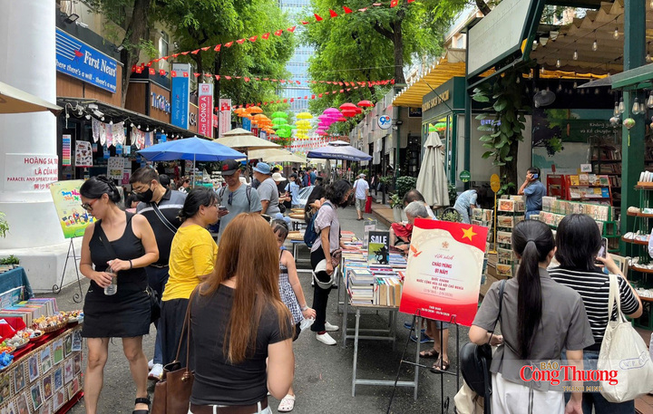 Đường sách TP. Hồ Chí Minh cũng trở thành điểm đến thu hút đông đảo người dân và du khách trong dịp nghỉ lễ Quốc khánh 2/9.