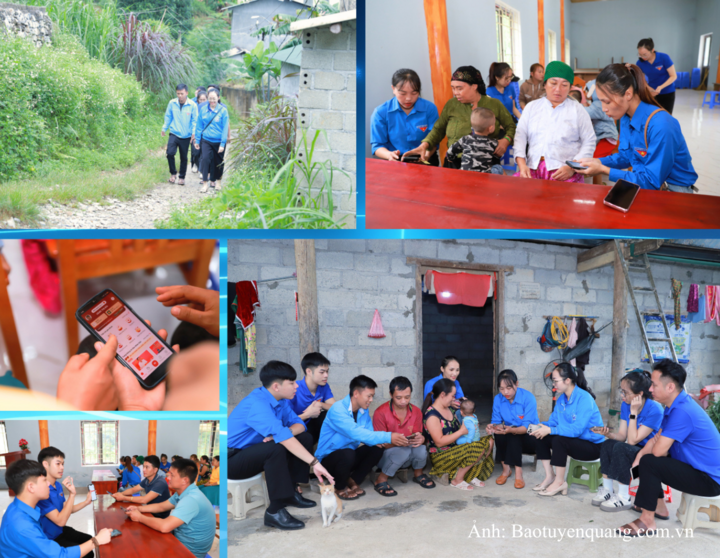 Đoàn thanh niên xã Yên Minh (Tuyên Quang) hướng dẫn người dân cài đặt phần mềm VNeID.