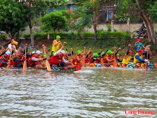 Trai bơi tranh tài trên sông Kiến Giang.