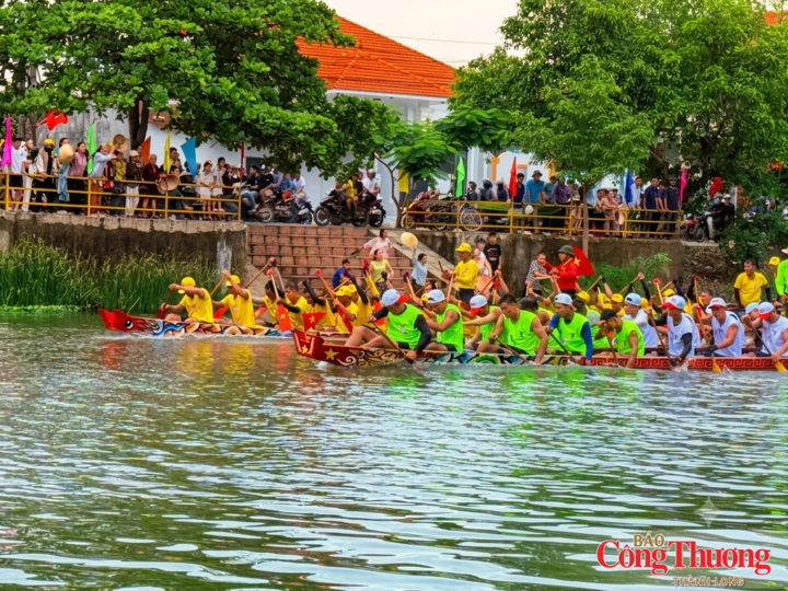 Hai đò bơi của 2 làng tranh tài trên khúc sông chảy qua làng An Xá, quê hương Đại tướng Võ Nguyên Giáp.