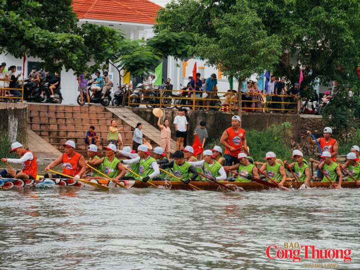 Đò bơi thôn Đông Thành đang "băng băng" về đích.